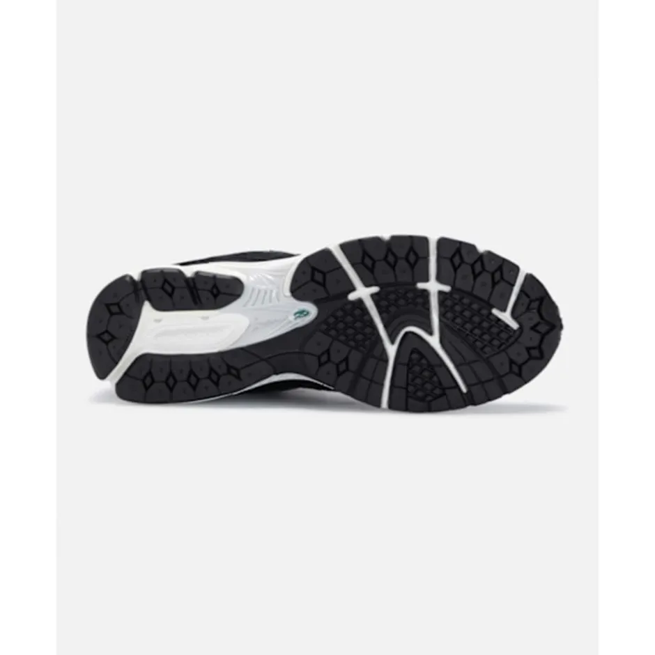 Adults 2002R Trainers-New Balance Clearance