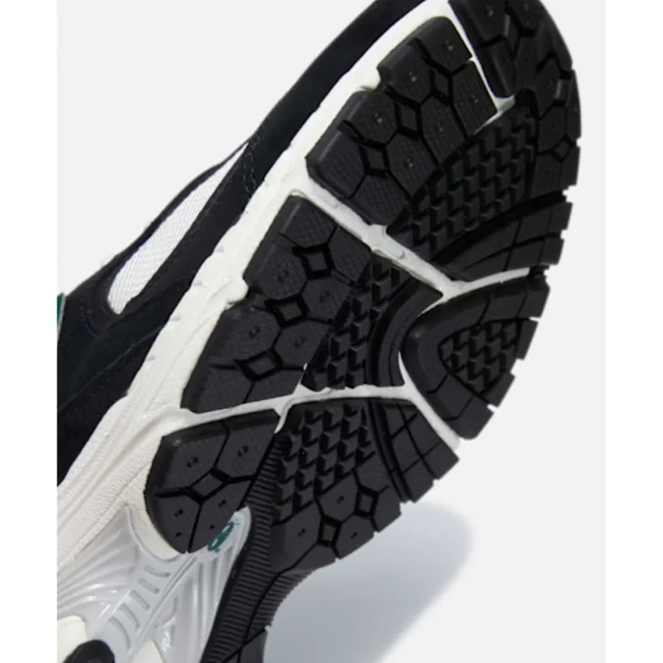 Adults 2002R Trainers-New Balance Clearance